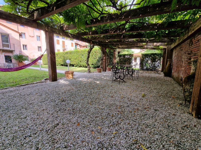 UBICAZIONE E CONTESTO

A pochi passi dalla centralissima Piazza San Lorenzo, nel cuore del centro...