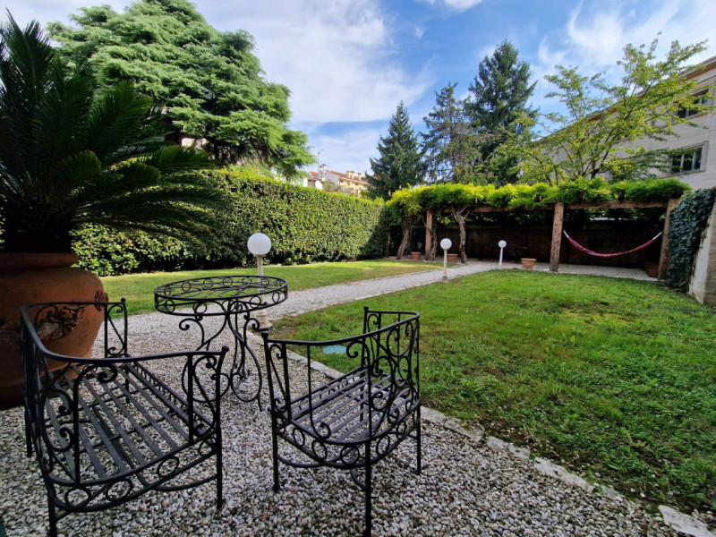 UBICAZIONE E CONTESTO

A pochi passi dalla centralissima Piazza San Lorenzo, nel cuore del centro...