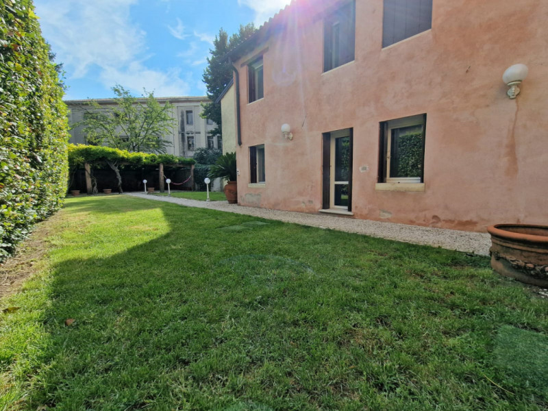 UBICAZIONE E CONTESTO

A pochi passi dalla centralissima Piazza San Lorenzo, nel cuore del centro...