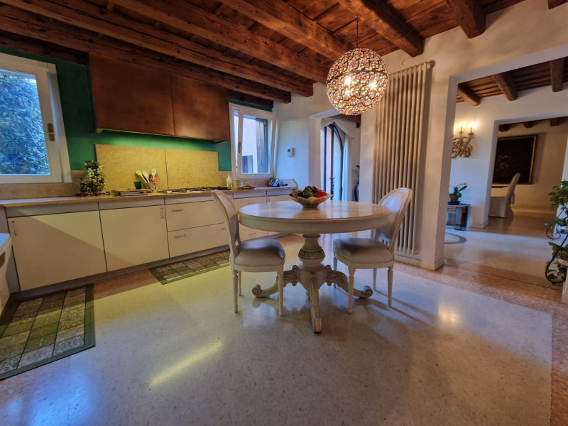 UBICAZIONE E CONTESTO

A pochi passi dalla centralissima Piazza San Lorenzo, nel cuore del centro...