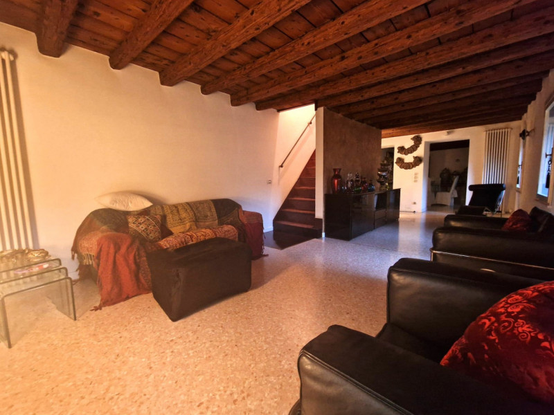 UBICAZIONE E CONTESTO

A pochi passi dalla centralissima Piazza San Lorenzo, nel cuore del centro...