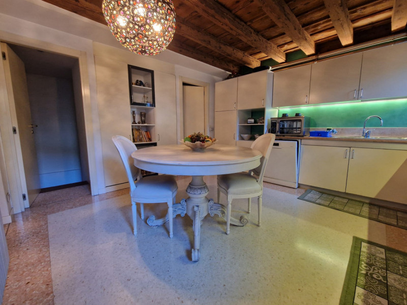 UBICAZIONE E CONTESTO

A pochi passi dalla centralissima Piazza San Lorenzo, nel cuore del centro...