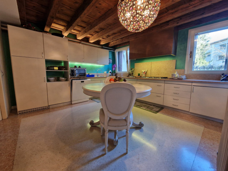 UBICAZIONE E CONTESTO

A pochi passi dalla centralissima Piazza San Lorenzo, nel cuore del centro...