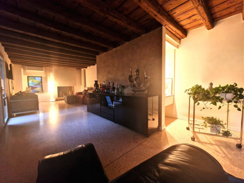 UBICAZIONE E CONTESTO

A pochi passi dalla centralissima Piazza San Lorenzo, nel cuore del centro...