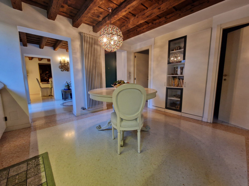 UBICAZIONE E CONTESTO

A pochi passi dalla centralissima Piazza San Lorenzo, nel cuore del centro...