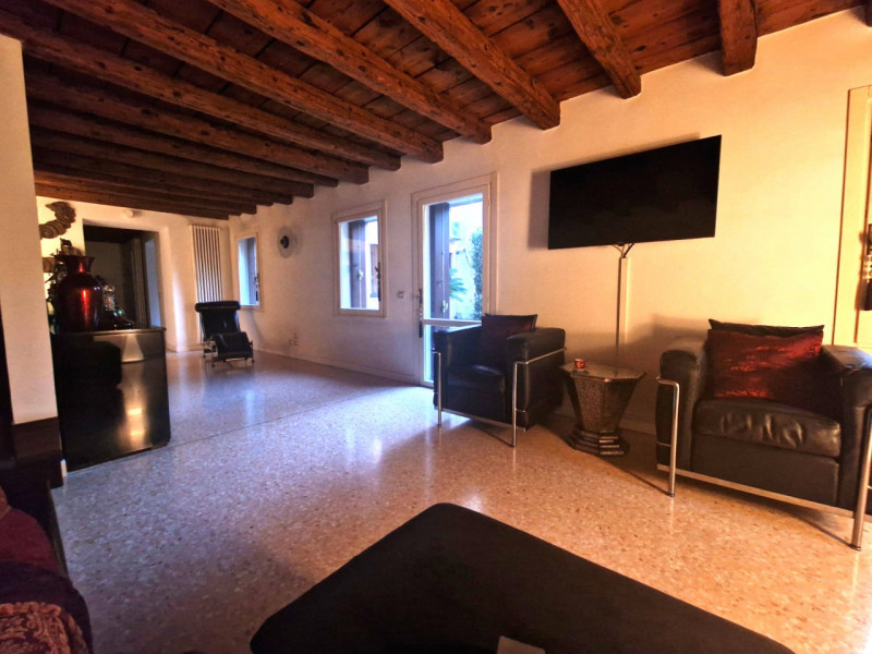 UBICAZIONE E CONTESTO

A pochi passi dalla centralissima Piazza San Lorenzo, nel cuore del centro...