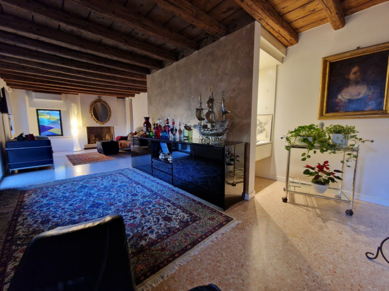 UBICAZIONE E CONTESTO

A pochi passi dalla centralissima Piazza San Lorenzo, nel cuore del centro...