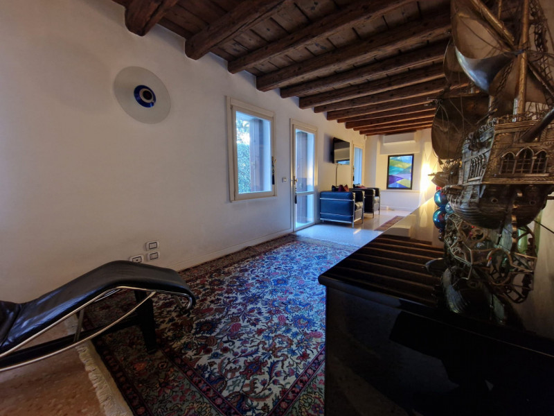 UBICAZIONE E CONTESTO

A pochi passi dalla centralissima Piazza San Lorenzo, nel cuore del centro...