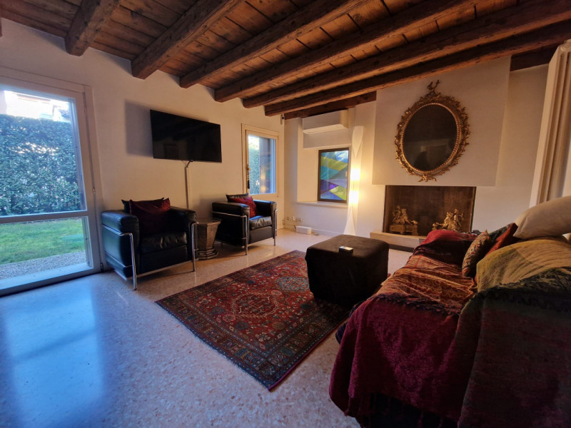 UBICAZIONE E CONTESTO

A pochi passi dalla centralissima Piazza San Lorenzo, nel cuore del centro...