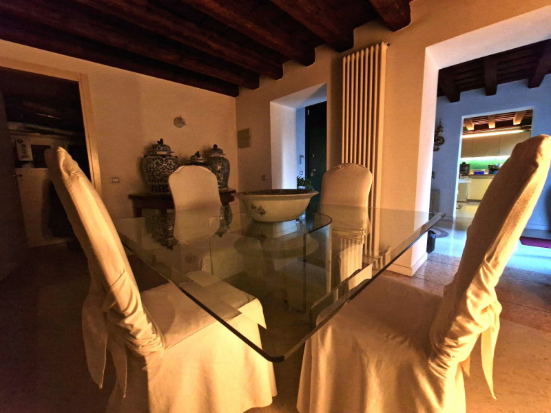 UBICAZIONE E CONTESTO

A pochi passi dalla centralissima Piazza San Lorenzo, nel cuore del centro...