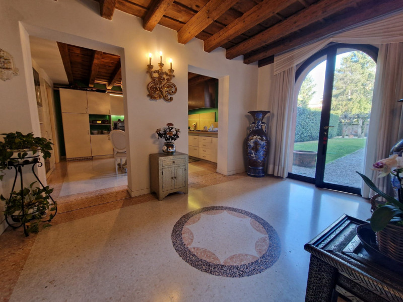 UBICAZIONE E CONTESTO

A pochi passi dalla centralissima Piazza San Lorenzo, nel cuore del centro...