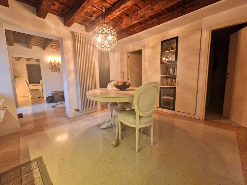 UBICAZIONE E CONTESTO

A pochi passi dalla centralissima Piazza San Lorenzo, nel cuore del centro...