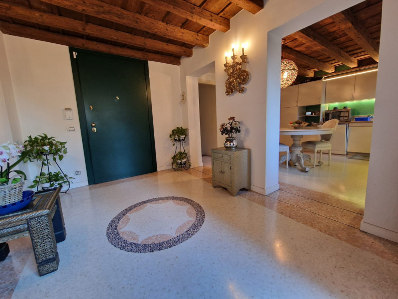 UBICAZIONE E CONTESTO

A pochi passi dalla centralissima Piazza San Lorenzo, nel cuore del centro...