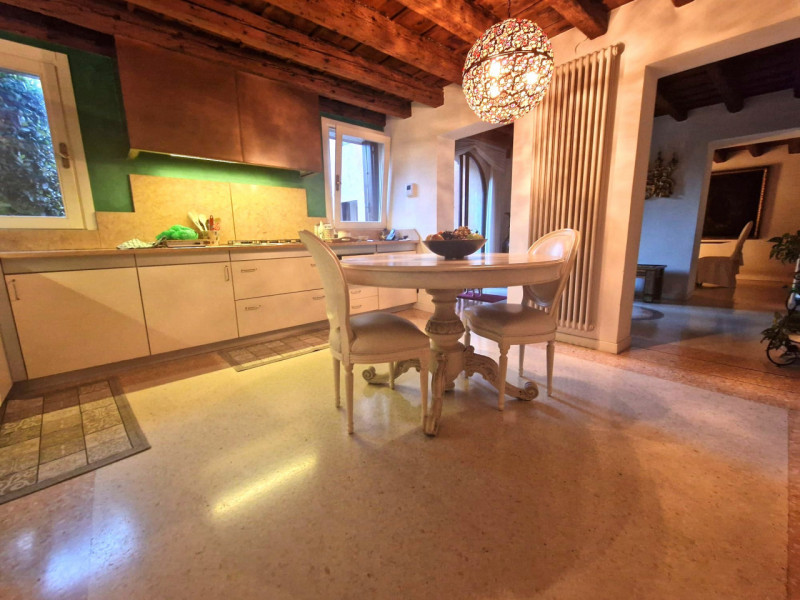 UBICAZIONE E CONTESTO

A pochi passi dalla centralissima Piazza San Lorenzo, nel cuore del centro...