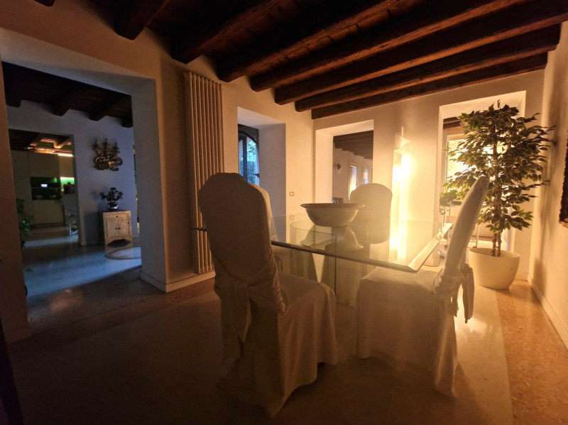 UBICAZIONE E CONTESTO

A pochi passi dalla centralissima Piazza San Lorenzo, nel cuore del centro...