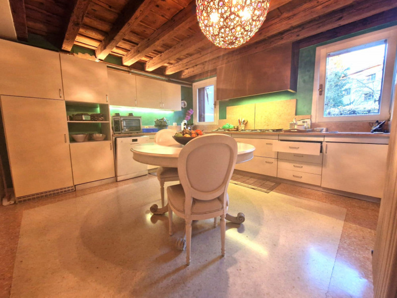 UBICAZIONE E CONTESTO

A pochi passi dalla centralissima Piazza San Lorenzo, nel cuore del centro...