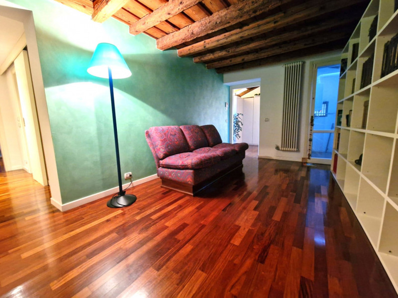 UBICAZIONE E CONTESTO

A pochi passi dalla centralissima Piazza San Lorenzo, nel cuore del centro...