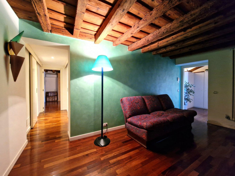 UBICAZIONE E CONTESTO

A pochi passi dalla centralissima Piazza San Lorenzo, nel cuore del centro...