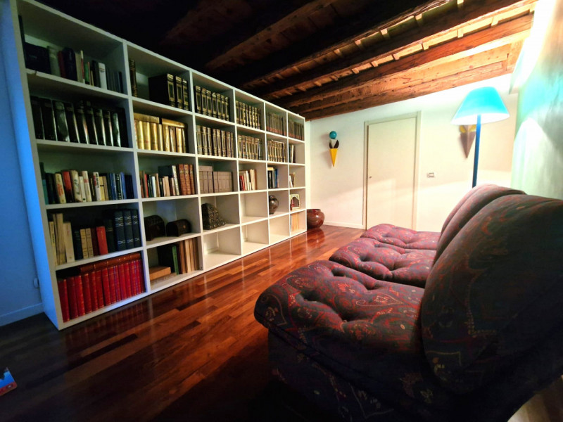 UBICAZIONE E CONTESTO

A pochi passi dalla centralissima Piazza San Lorenzo, nel cuore del centro...