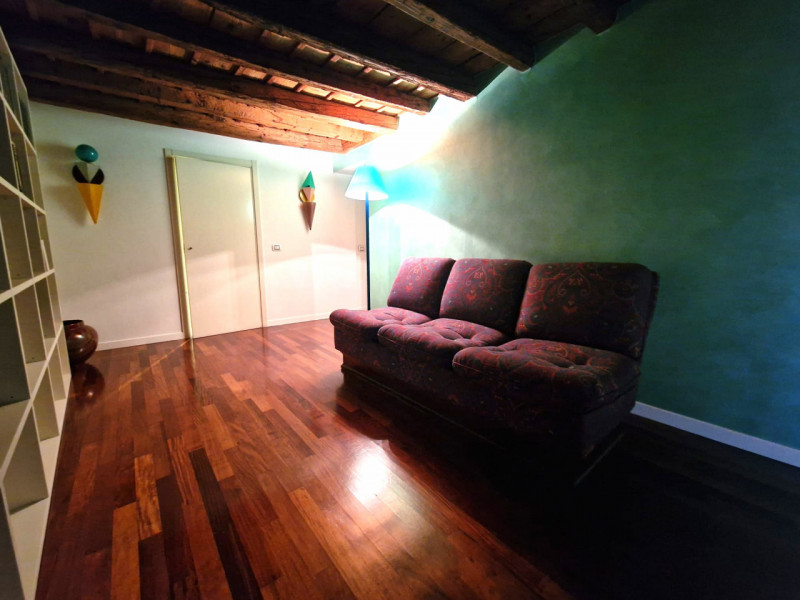 UBICAZIONE E CONTESTO

A pochi passi dalla centralissima Piazza San Lorenzo, nel cuore del centro...