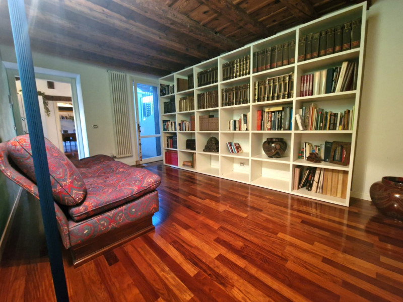 UBICAZIONE E CONTESTO

A pochi passi dalla centralissima Piazza San Lorenzo, nel cuore del centro...