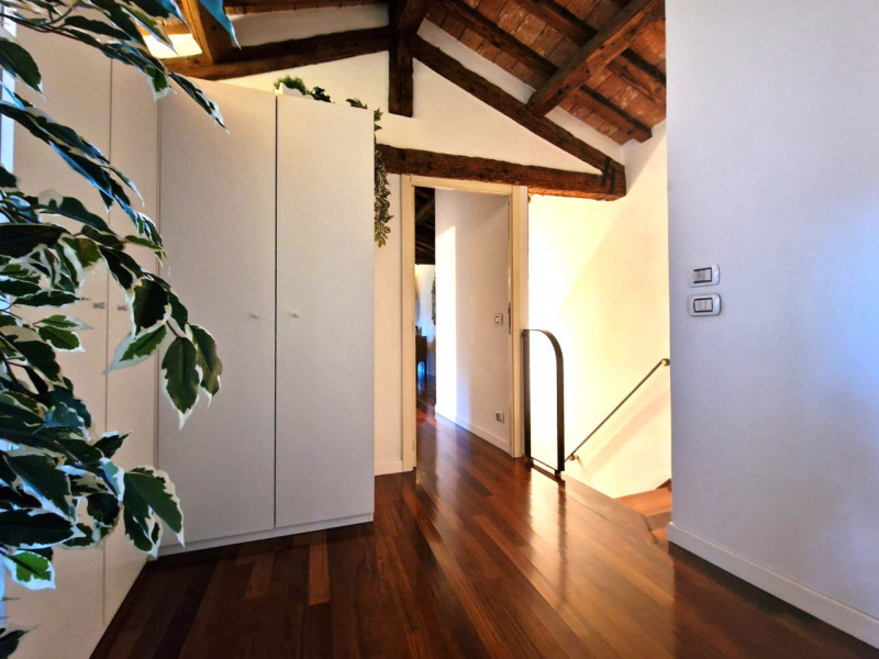 UBICAZIONE E CONTESTO

A pochi passi dalla centralissima Piazza San Lorenzo, nel cuore del centro...