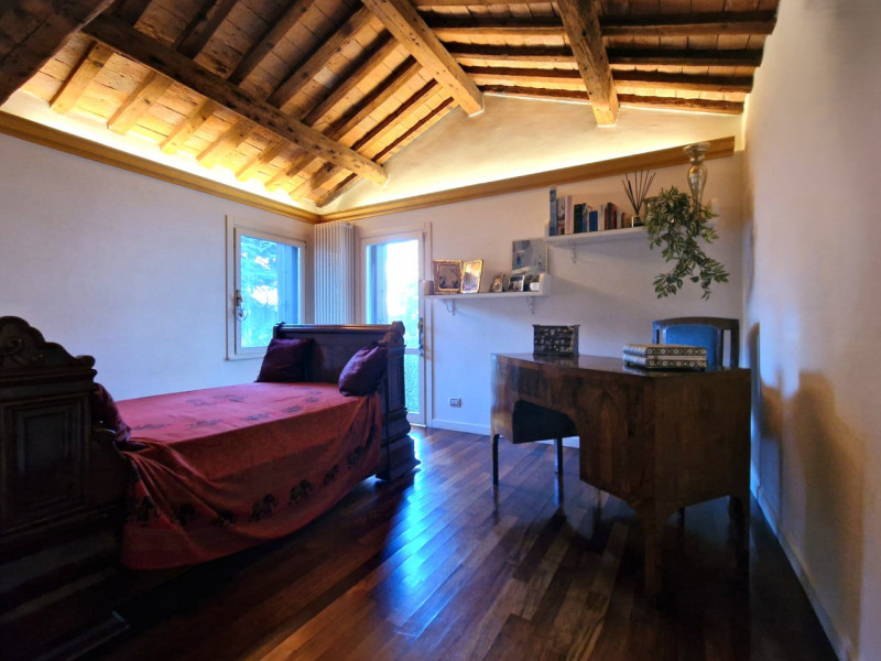 UBICAZIONE E CONTESTO

A pochi passi dalla centralissima Piazza San Lorenzo, nel cuore del centro...