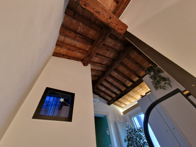 UBICAZIONE E CONTESTO

A pochi passi dalla centralissima Piazza San Lorenzo, nel cuore del centro...