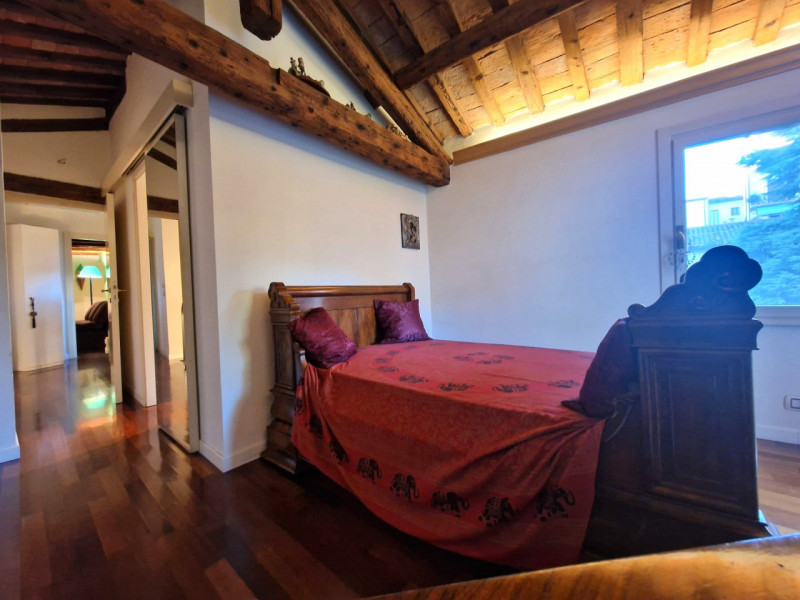 UBICAZIONE E CONTESTO

A pochi passi dalla centralissima Piazza San Lorenzo, nel cuore del centro...