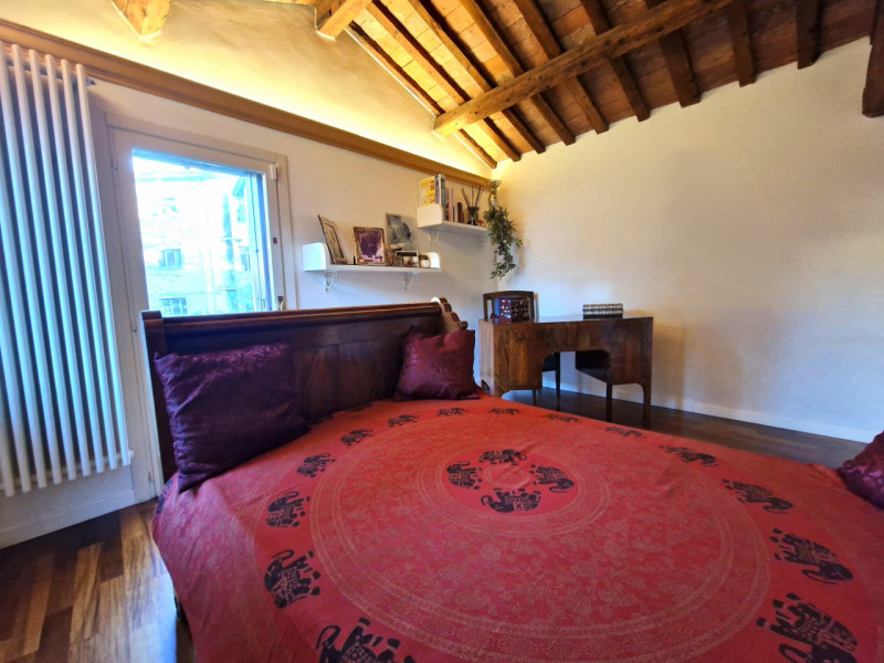 UBICAZIONE E CONTESTO

A pochi passi dalla centralissima Piazza San Lorenzo, nel cuore del centro...