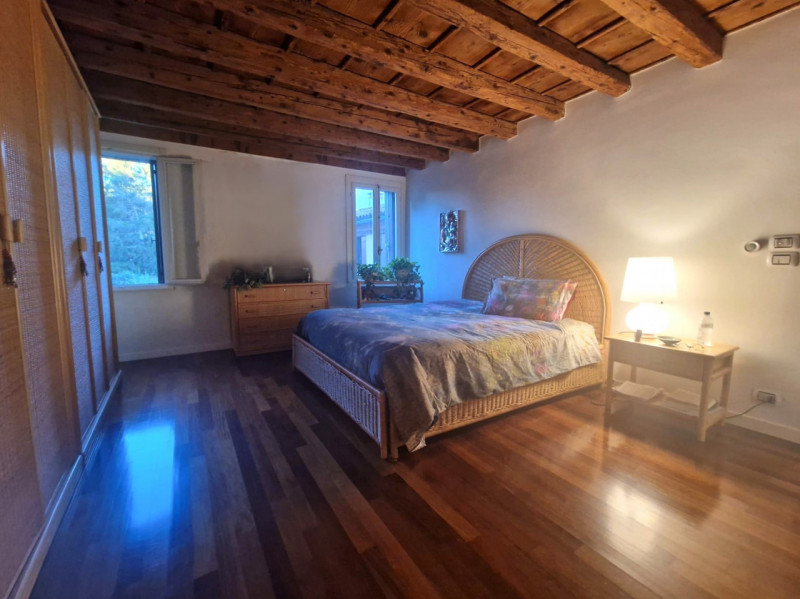 UBICAZIONE E CONTESTO

A pochi passi dalla centralissima Piazza San Lorenzo, nel cuore del centro...