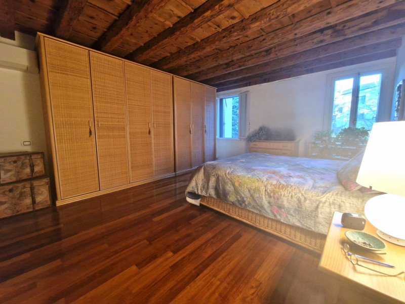 UBICAZIONE E CONTESTO

A pochi passi dalla centralissima Piazza San Lorenzo, nel cuore del centro...