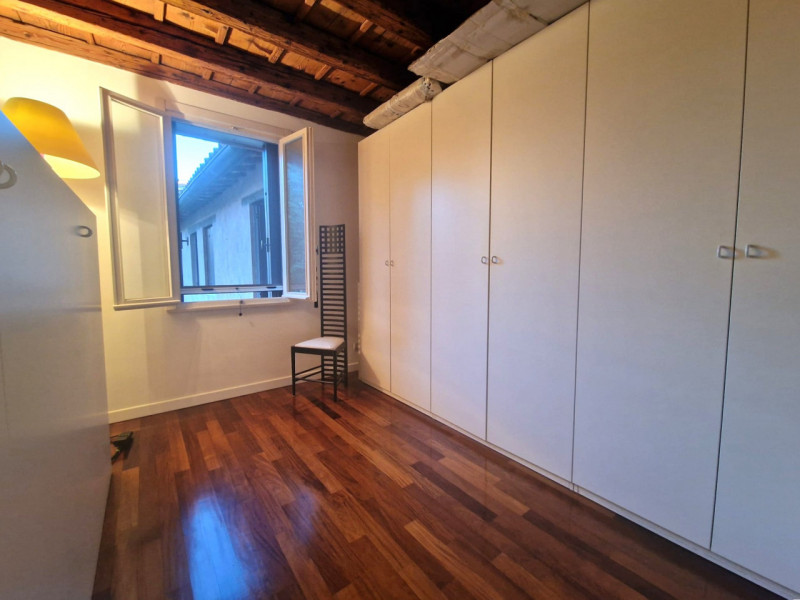 UBICAZIONE E CONTESTO

A pochi passi dalla centralissima Piazza San Lorenzo, nel cuore del centro...