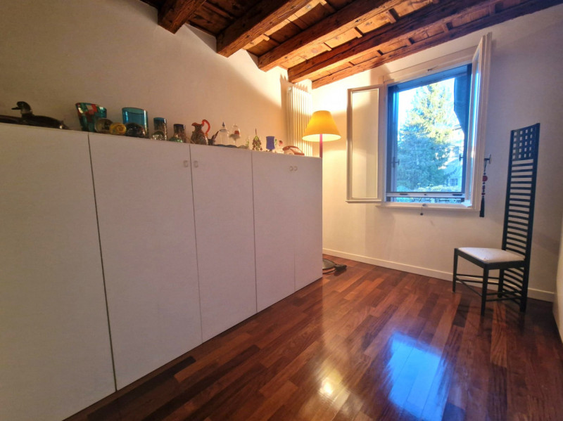 UBICAZIONE E CONTESTO

A pochi passi dalla centralissima Piazza San Lorenzo, nel cuore del centro...