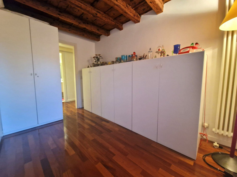 UBICAZIONE E CONTESTO

A pochi passi dalla centralissima Piazza San Lorenzo, nel cuore del centro...