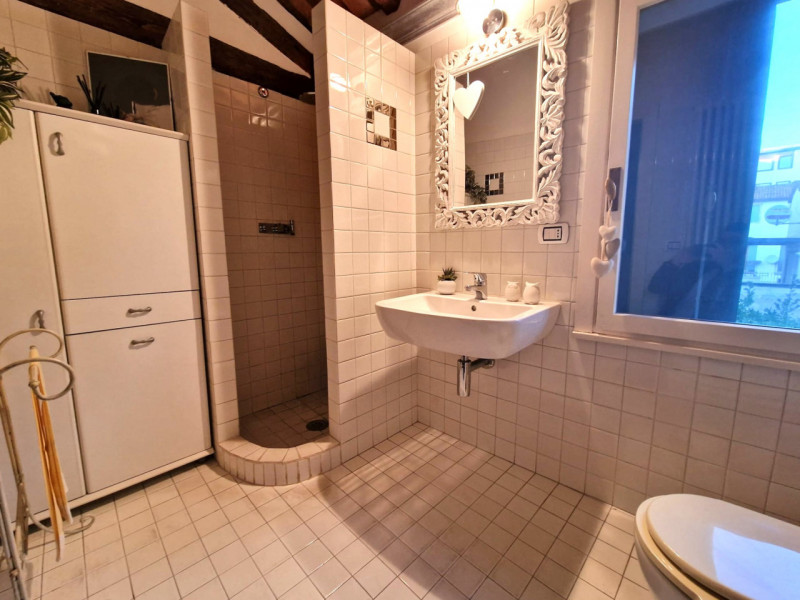 UBICAZIONE E CONTESTO

A pochi passi dalla centralissima Piazza San Lorenzo, nel cuore del centro...