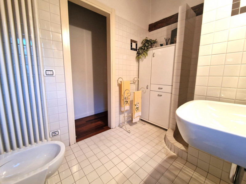 UBICAZIONE E CONTESTO

A pochi passi dalla centralissima Piazza San Lorenzo, nel cuore del centro...