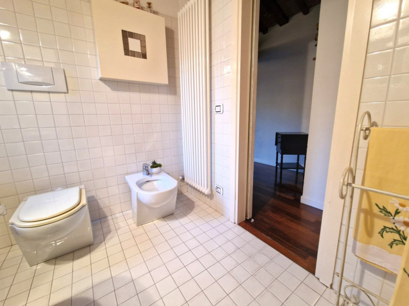 UBICAZIONE E CONTESTO

A pochi passi dalla centralissima Piazza San Lorenzo, nel cuore del centro...