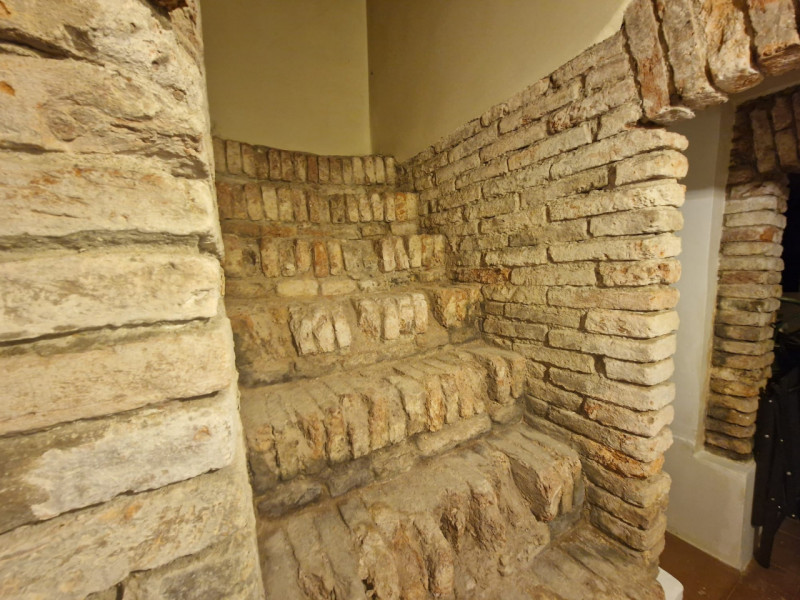 UBICAZIONE E CONTESTO

A pochi passi dalla centralissima Piazza San Lorenzo, nel cuore del centro...