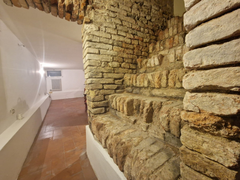 UBICAZIONE E CONTESTO

A pochi passi dalla centralissima Piazza San Lorenzo, nel cuore del centro...