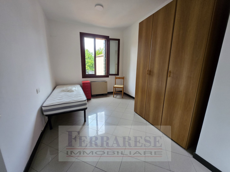 Stiamo cercando 5 persone (preferibilmente studenti) interessati a condividere un APPARTAMENTO co...