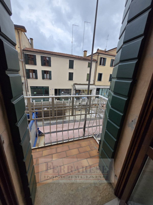 Stiamo cercando 5 persone (preferibilmente studenti) interessati a condividere un APPARTAMENTO co...