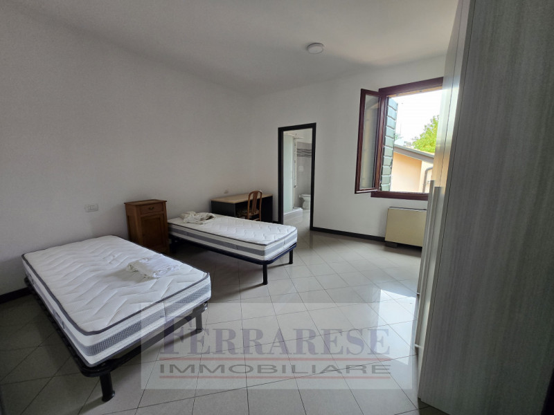 Stiamo cercando 5 persone (preferibilmente studenti) interessati a condividere un APPARTAMENTO co...