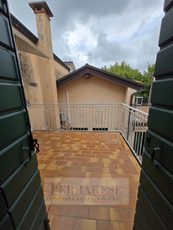 Stiamo cercando 5 persone (preferibilmente studenti) interessati a condividere un APPARTAMENTO co...