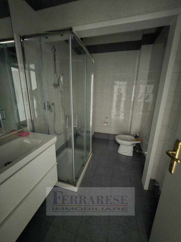 Stiamo cercando 5 persone (preferibilmente studenti) interessati a condividere un APPARTAMENTO co...