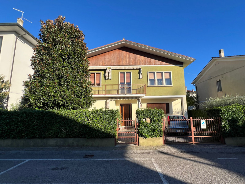 Si propone in vendita la nuda proprietà di una casa singola situata in una bella via del Comune d...