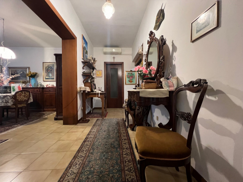 Si propone in vendita la nuda proprietà di una casa singola situata in una bella via del Comune d...