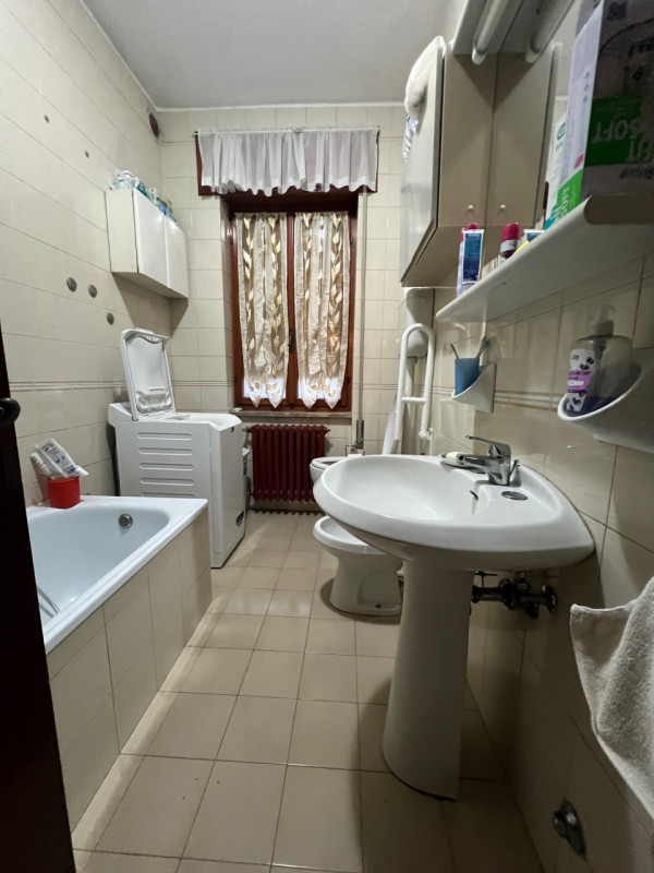 Si propone in vendita la nuda proprietà di una casa singola situata in una bella via del Comune d...