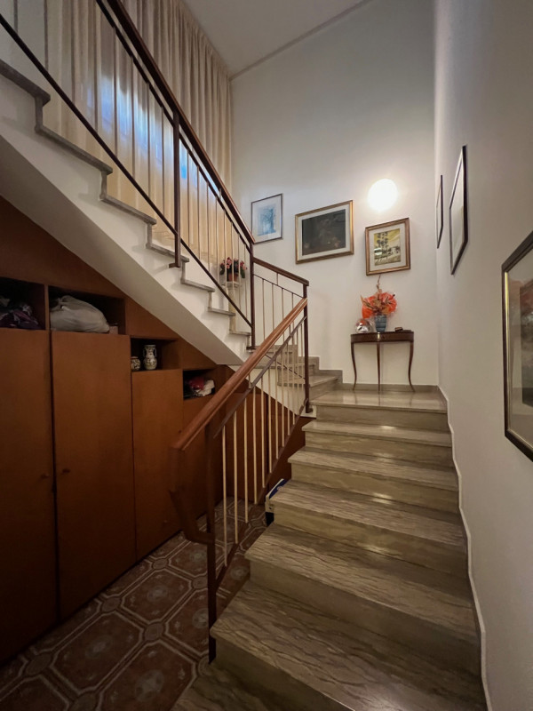 Si propone in vendita la nuda proprietà di una casa singola situata in una bella via del Comune d...