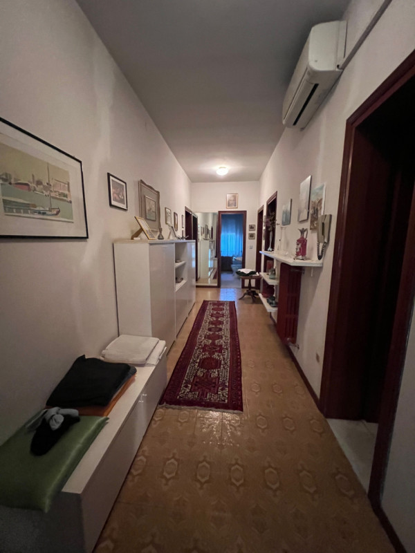 Si propone in vendita la nuda proprietà di una casa singola situata in una bella via del Comune d...